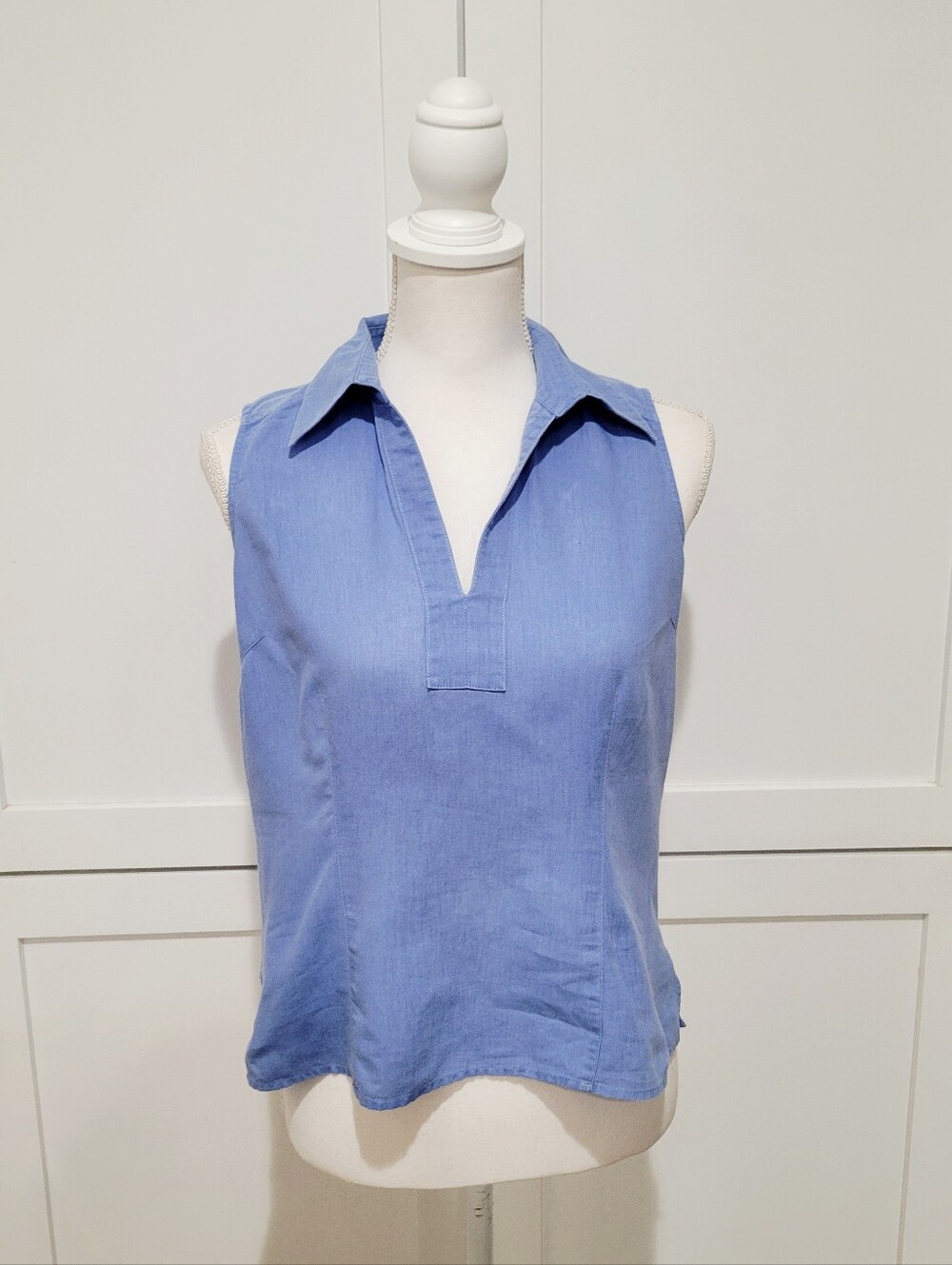 Geoffrey Beene Linen/Cotton Blend Sky Blue Sleeveless Collared V-Neck Top | 8